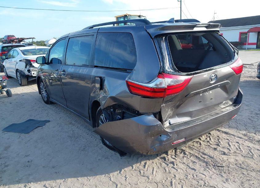 Photo 3 of 2020 Toyota Sienna XLE (VIN 5TDYZ3DC0LS058657)