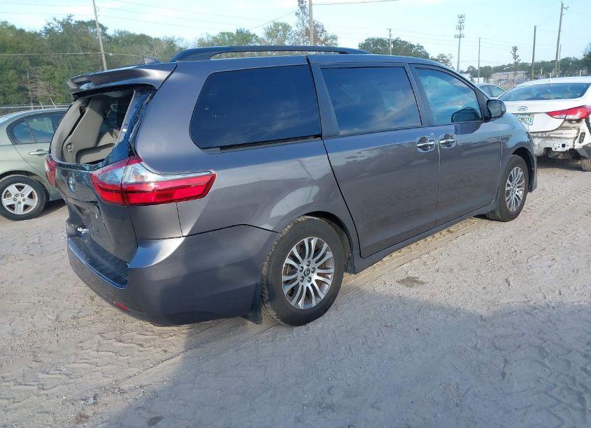 Photo 4 of 2020 Toyota Sienna XLE (VIN 5TDYZ3DC0LS058657)