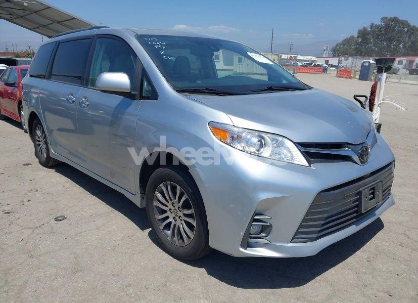 2020 Toyota Sienna XLE (VIN 5TDYZ3DC0LS068198) main photo