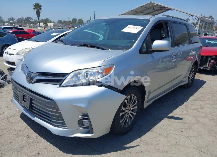 Photo 2 of 2020 Toyota Sienna XLE (VIN 5TDYZ3DC0LS068198)