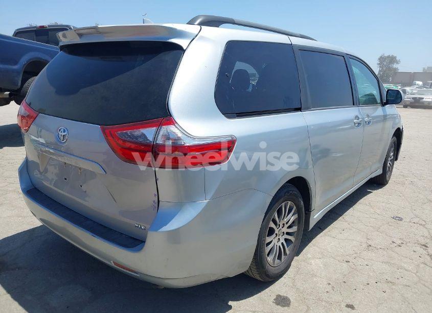 Photo 4 of 2020 Toyota Sienna XLE (VIN 5TDYZ3DC0LS068198)