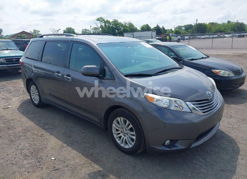 2017 Toyota Sienna XLE 8 PASSENGER (VIN 5TDYZ3DC1HS767802) main photo