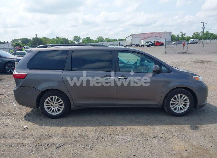 Photo 13 of 2017 Toyota Sienna XLE 8 PASSENGER (VIN 5TDYZ3DC1HS767802)