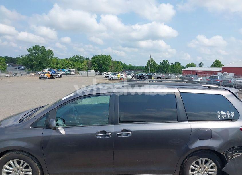 Photo 14 of 2017 Toyota Sienna XLE 8 PASSENGER (VIN 5TDYZ3DC1HS767802)