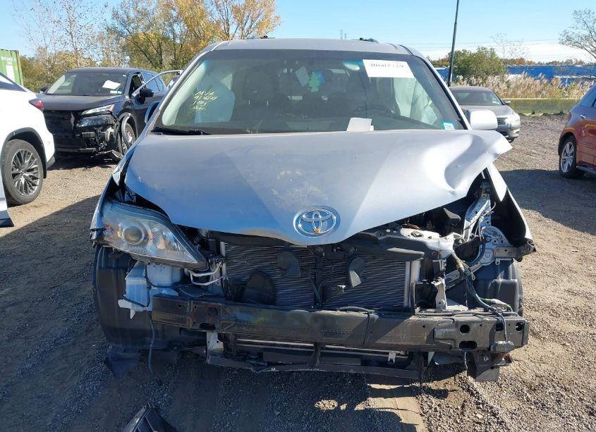 Photo 12 of 2017 Toyota Sienna XLE 8 PASSENGER (VIN 5TDYZ3DC1HS794501)