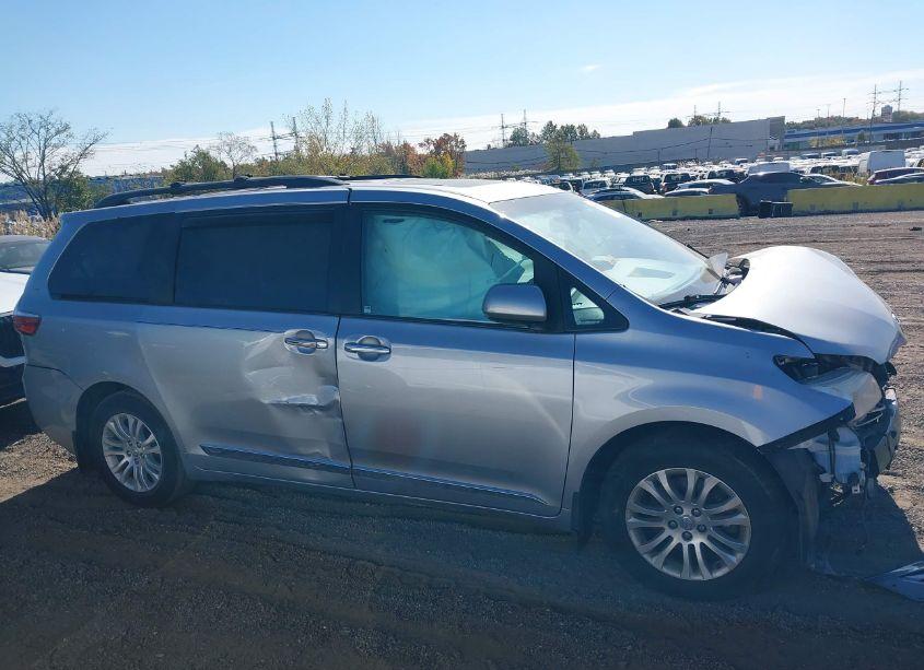 Photo 13 of 2017 Toyota Sienna XLE 8 PASSENGER (VIN 5TDYZ3DC1HS794501)