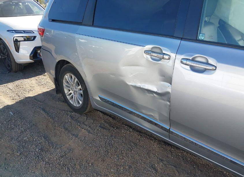 Photo 17 of 2017 Toyota Sienna XLE 8 PASSENGER (VIN 5TDYZ3DC1HS794501)