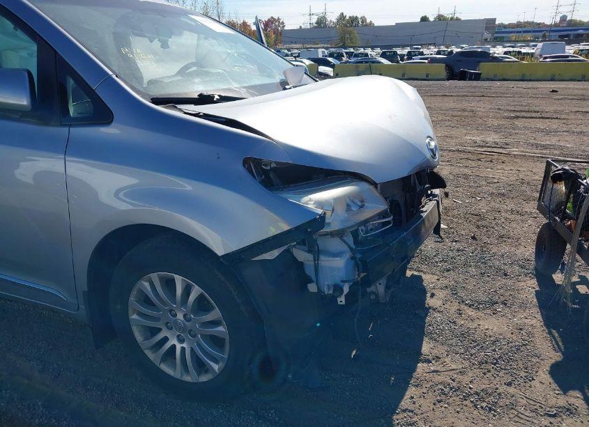 Photo 6 of 2017 Toyota Sienna XLE 8 PASSENGER (VIN 5TDYZ3DC1HS794501)