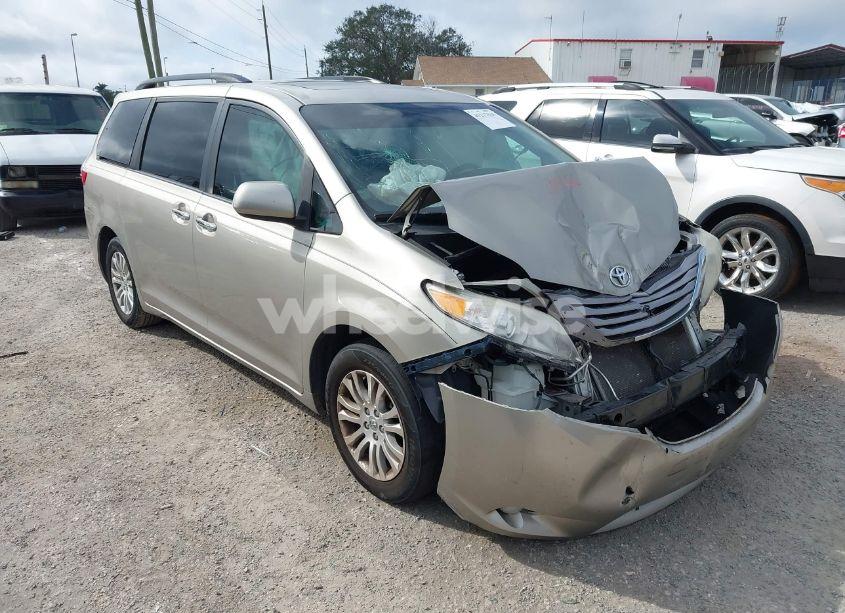 2017 Toyota Sienna XLE 8 PASSENGER (VIN 5TDYZ3DC1HS810129) main photo