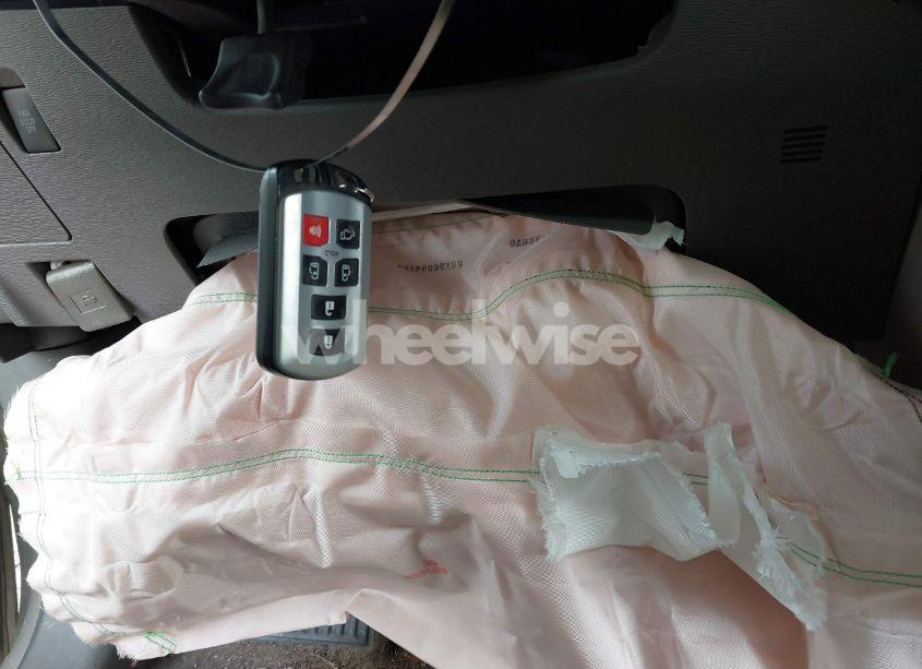 Photo 11 of 2017 Toyota Sienna XLE 8 PASSENGER (VIN 5TDYZ3DC1HS810129)