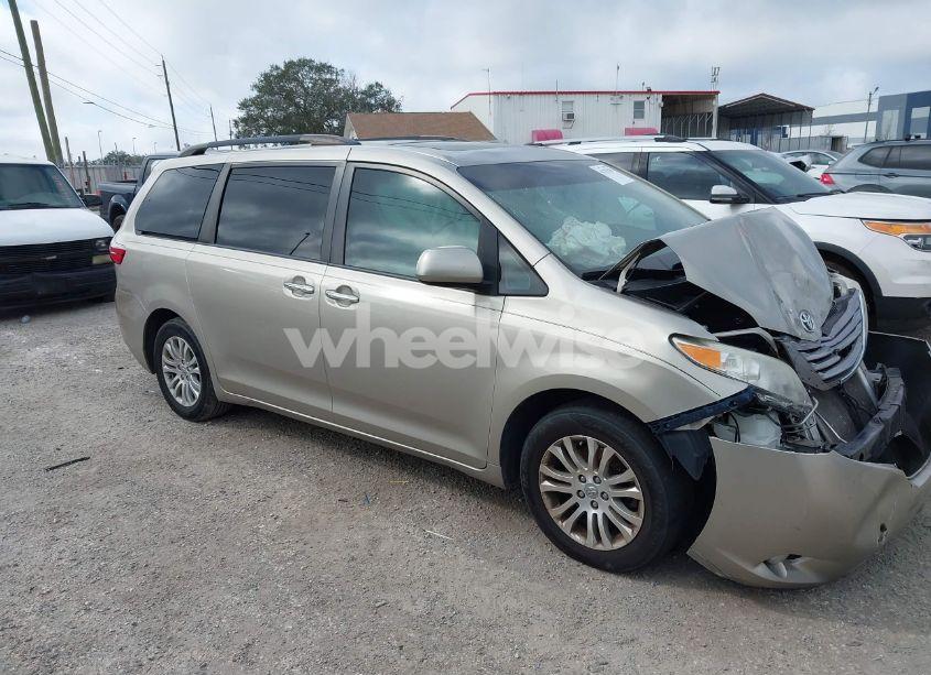 Photo 13 of 2017 Toyota Sienna XLE 8 PASSENGER (VIN 5TDYZ3DC1HS810129)