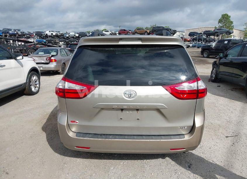 Photo 16 of 2017 Toyota Sienna XLE 8 PASSENGER (VIN 5TDYZ3DC1HS810129)