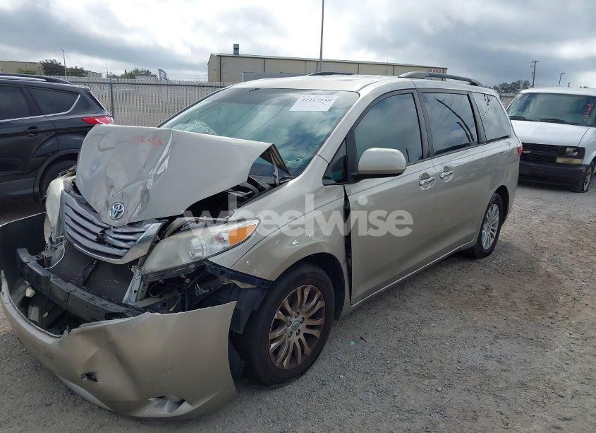 Photo 2 of 2017 Toyota Sienna XLE 8 PASSENGER (VIN 5TDYZ3DC1HS810129)
