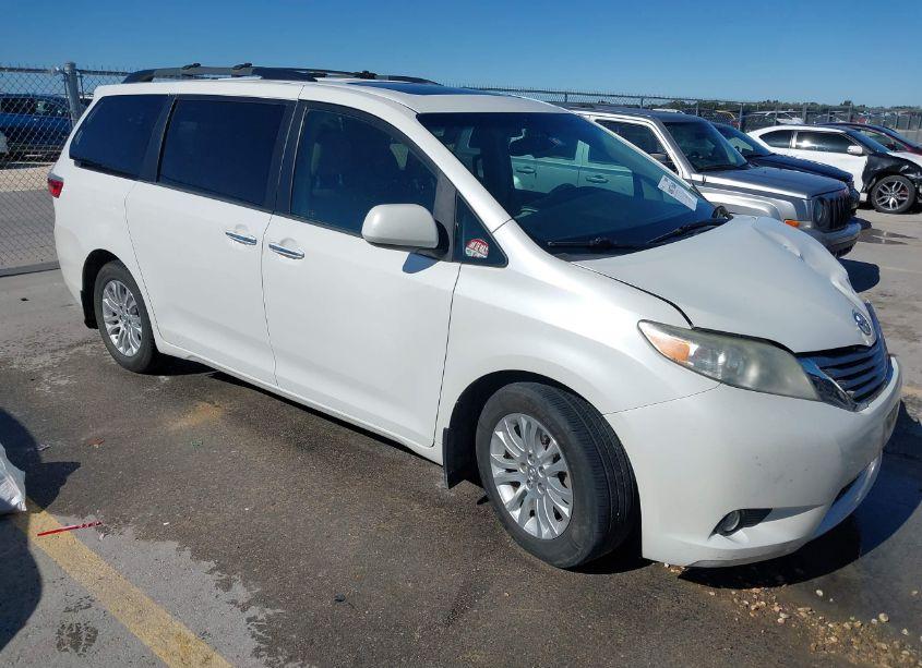2017 Toyota Sienna XLE/LIMITED (VIN 5TDYZ3DC1HS824998) main photo