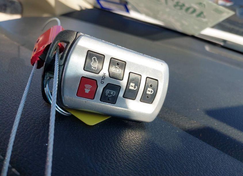 Photo 11 of 2017 Toyota Sienna XLE/LIMITED (VIN 5TDYZ3DC1HS824998)