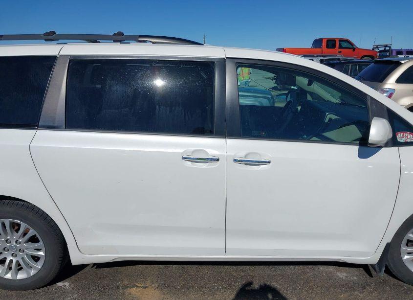 Photo 14 of 2017 Toyota Sienna XLE/LIMITED (VIN 5TDYZ3DC1HS824998)