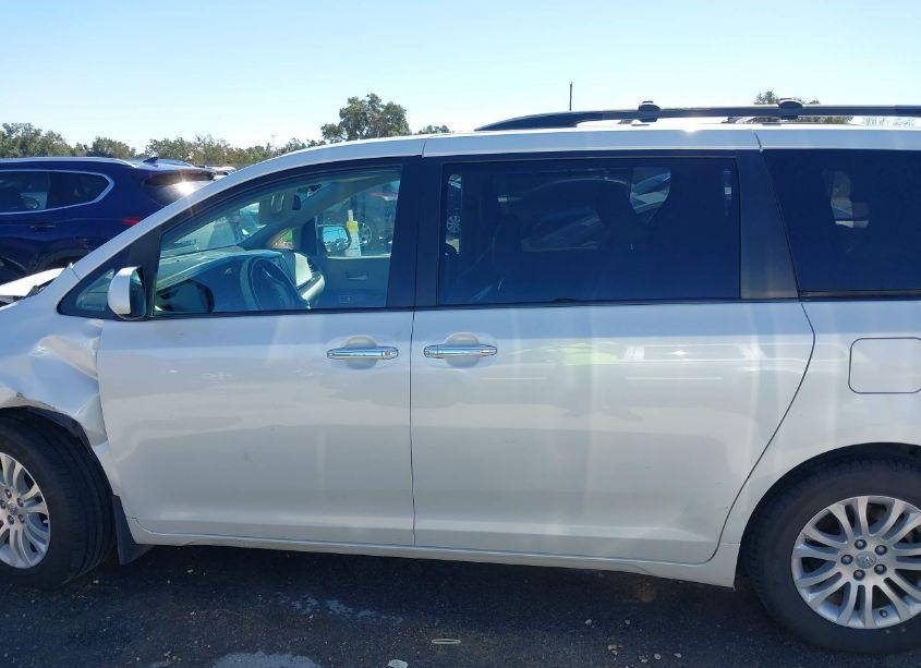 Photo 15 of 2017 Toyota Sienna XLE/LIMITED (VIN 5TDYZ3DC1HS824998)