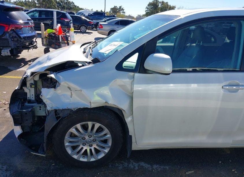 Photo 18 of 2017 Toyota Sienna XLE/LIMITED (VIN 5TDYZ3DC1HS824998)