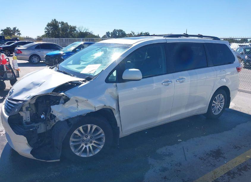 Photo 2 of 2017 Toyota Sienna XLE/LIMITED (VIN 5TDYZ3DC1HS824998)