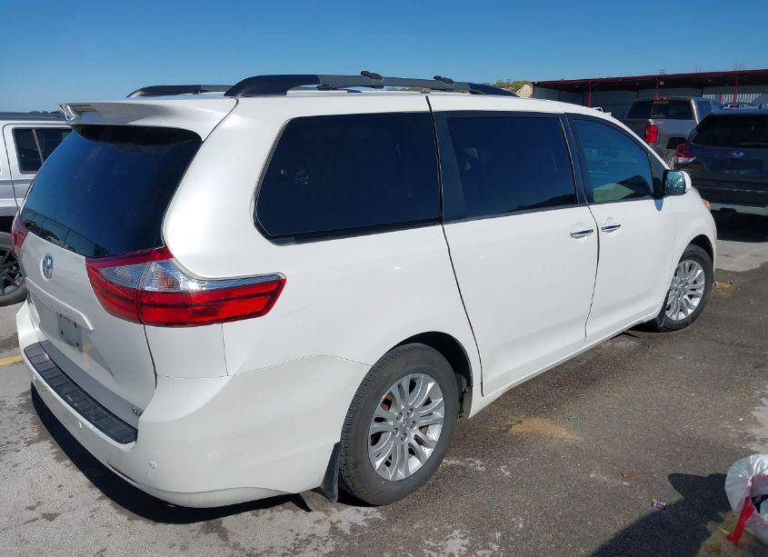 Photo 4 of 2017 Toyota Sienna XLE/LIMITED (VIN 5TDYZ3DC1HS824998)