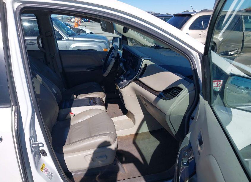 Photo 5 of 2017 Toyota Sienna XLE/LIMITED (VIN 5TDYZ3DC1HS824998)