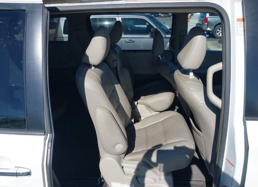 Photo 8 of 2017 Toyota Sienna XLE/LIMITED (VIN 5TDYZ3DC1HS824998)