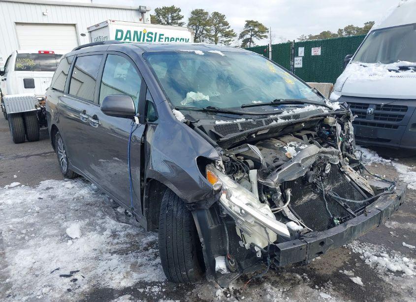 2018 Toyota Sienna XLE 8 PASSENGER (VIN 5TDYZ3DC1JS917509) main photo