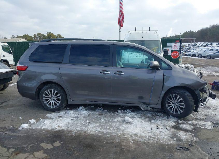 Photo 13 of 2018 Toyota Sienna XLE 8 PASSENGER (VIN 5TDYZ3DC1JS917509)