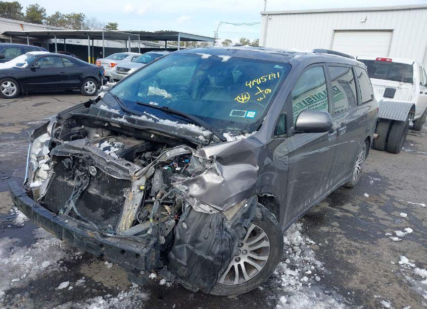 Photo 2 of 2018 Toyota Sienna XLE 8 PASSENGER (VIN 5TDYZ3DC1JS917509)