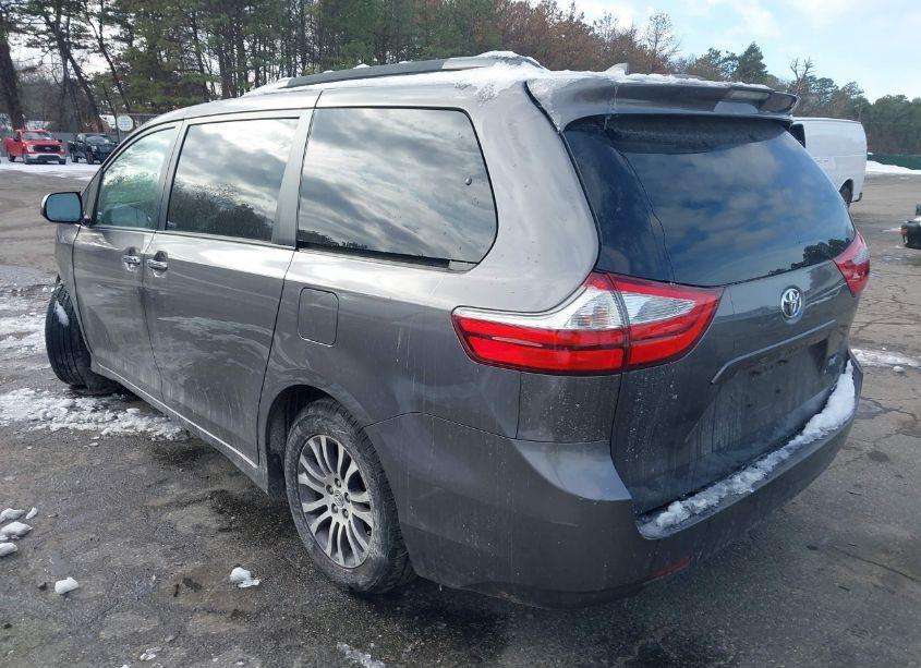 Photo 3 of 2018 Toyota Sienna XLE 8 PASSENGER (VIN 5TDYZ3DC1JS917509)
