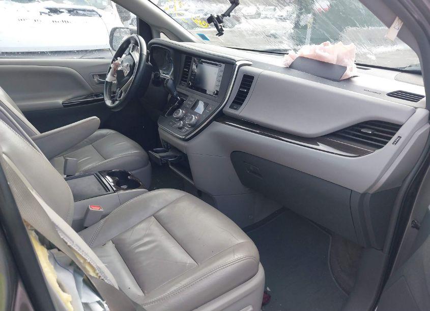 Photo 5 of 2018 Toyota Sienna XLE 8 PASSENGER (VIN 5TDYZ3DC1JS917509)