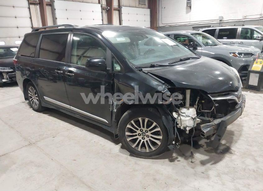 2018 Toyota Sienna XLE/XLE PREMIUM/LIMITED/LIMITED PREMIUM (VIN 5TDYZ3DC1JS960019) main photo