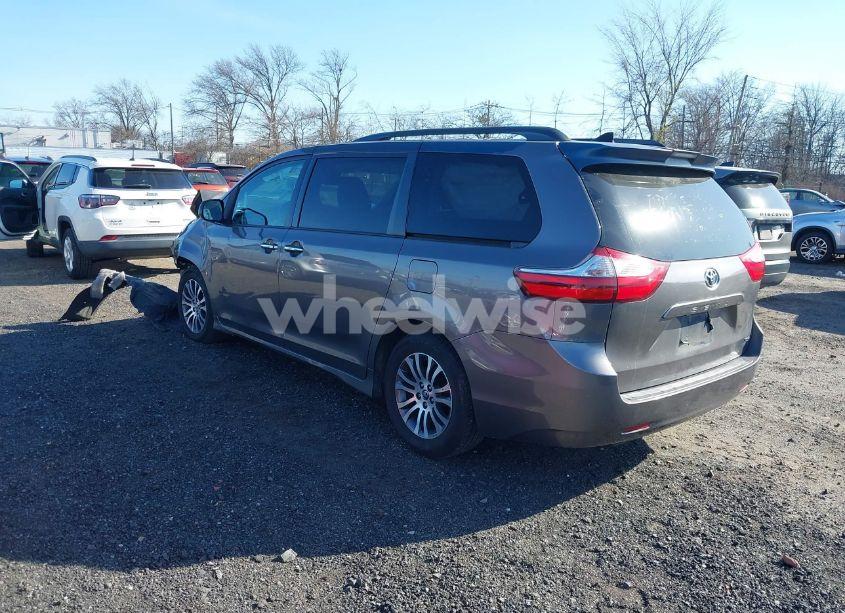 Photo 3 of 2019 Toyota Sienna XLE 8 PASSENGER (VIN 5TDYZ3DC1KS009336)