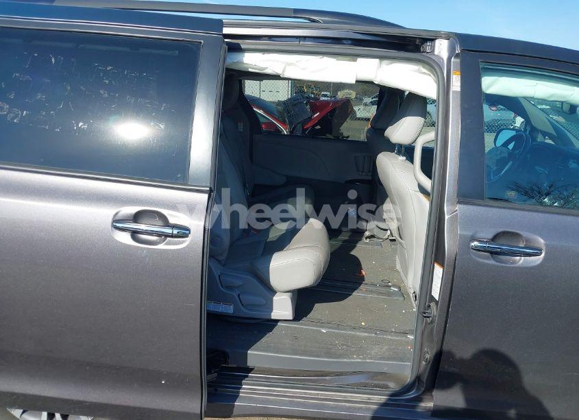 Photo 8 of 2019 Toyota Sienna XLE 8 PASSENGER (VIN 5TDYZ3DC1KS009336)