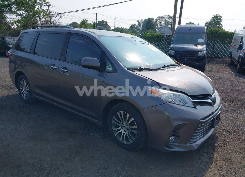 2019 Toyota Sienna XLE 8 PASSENGER (VIN 5TDYZ3DC1KS016206) main photo
