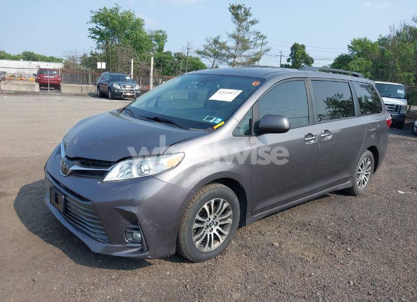 Photo 2 of 2019 Toyota Sienna XLE 8 PASSENGER (VIN 5TDYZ3DC1KS016206)