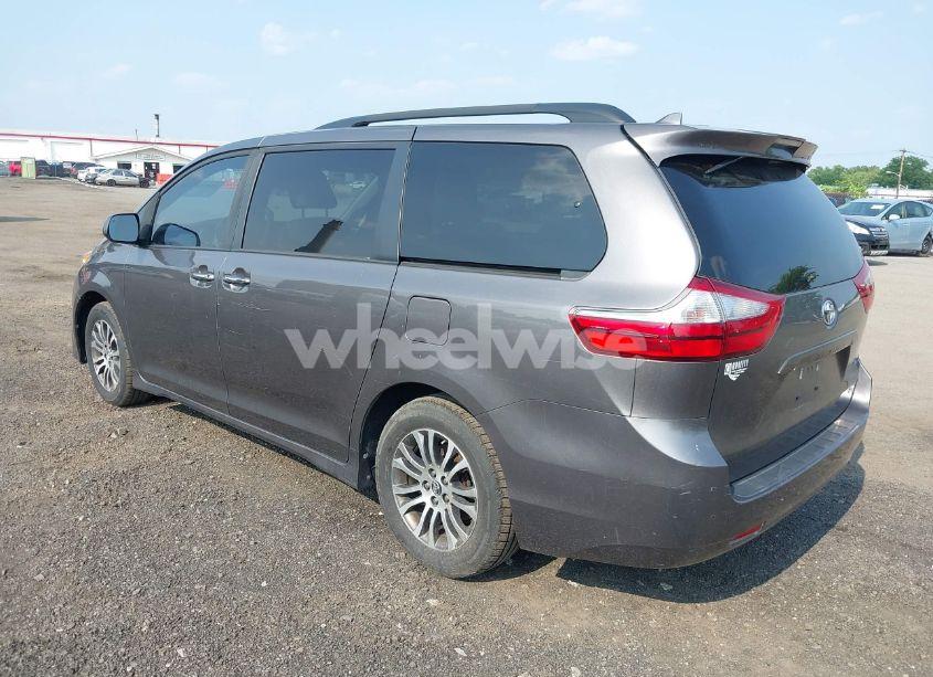 Photo 3 of 2019 Toyota Sienna XLE 8 PASSENGER (VIN 5TDYZ3DC1KS016206)