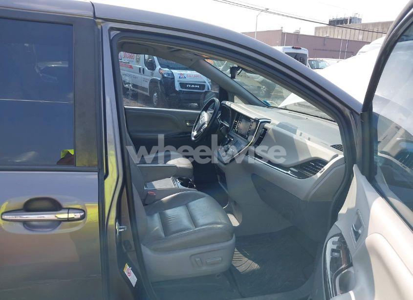 Photo 5 of 2019 Toyota Sienna XLE 8 PASSENGER (VIN 5TDYZ3DC1KS016206)