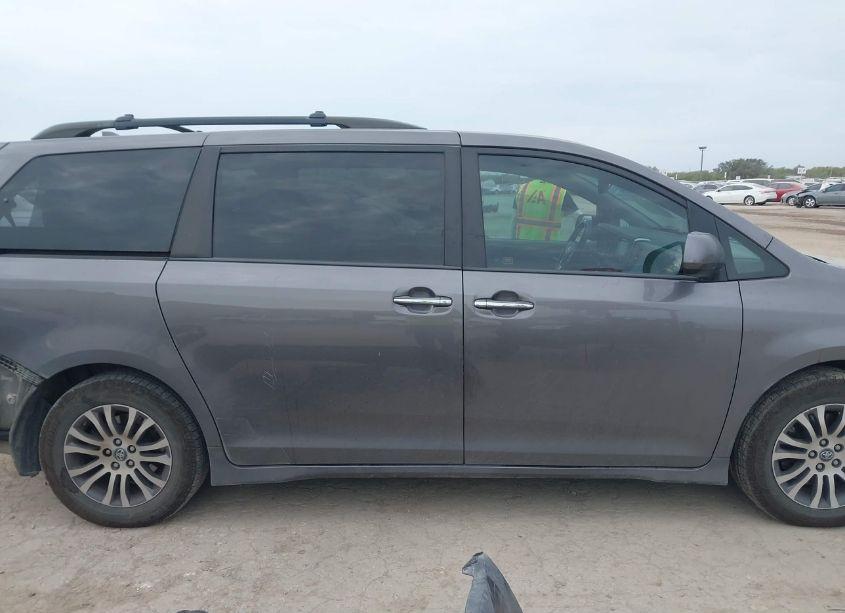Photo 14 of 2019 Toyota Sienna XLE 8 PASSENGER (VIN 5TDYZ3DC1KS984208)