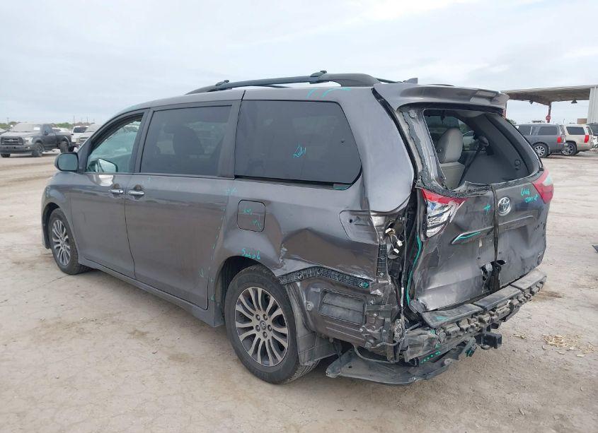 Photo 3 of 2019 Toyota Sienna XLE 8 PASSENGER (VIN 5TDYZ3DC1KS984208)