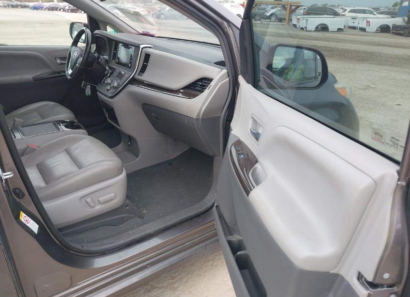 Photo 5 of 2019 Toyota Sienna XLE 8 PASSENGER (VIN 5TDYZ3DC1KS984208)