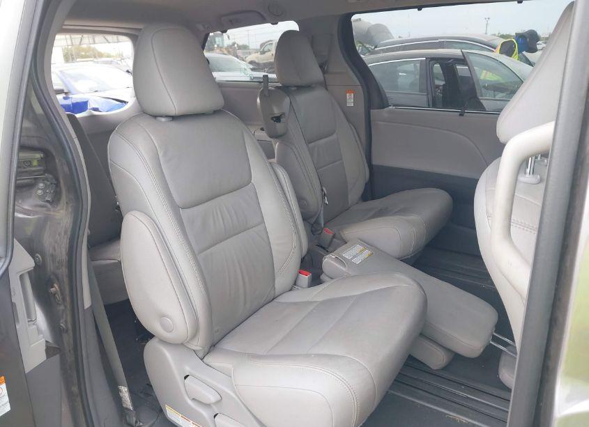 Photo 8 of 2019 Toyota Sienna XLE 8 PASSENGER (VIN 5TDYZ3DC1KS984208)