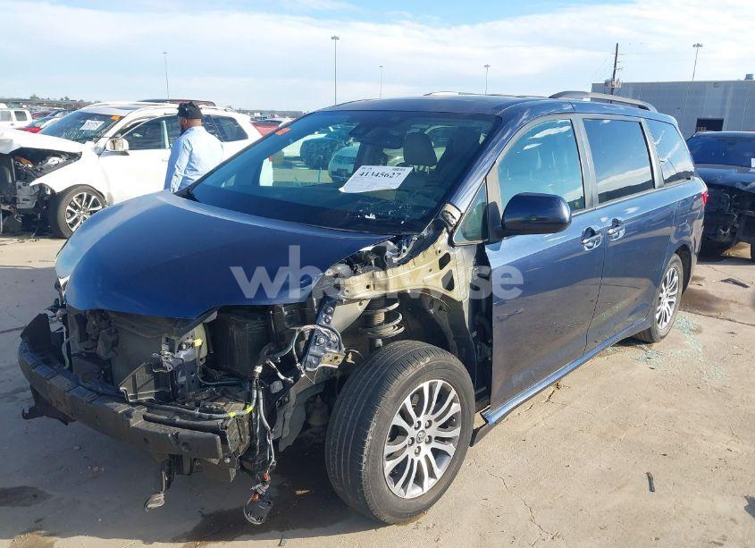 Photo 2 of 2020 Toyota Sienna XLE (VIN 5TDYZ3DC1LS033749)