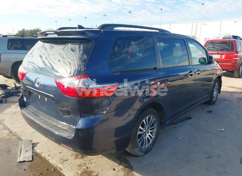 Photo 4 of 2020 Toyota Sienna XLE (VIN 5TDYZ3DC1LS033749)