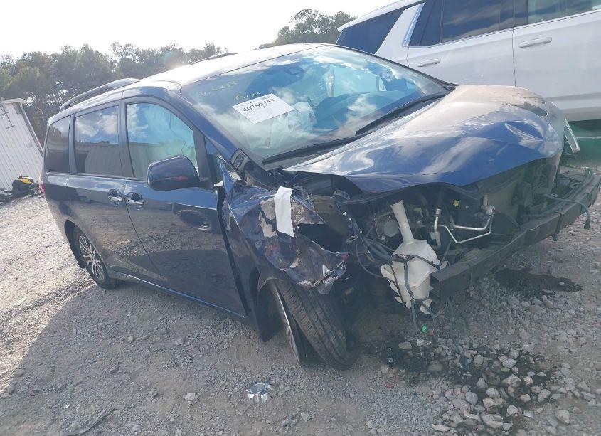 2020 Toyota Sienna XLE (VIN 5TDYZ3DC1LS051118) main photo