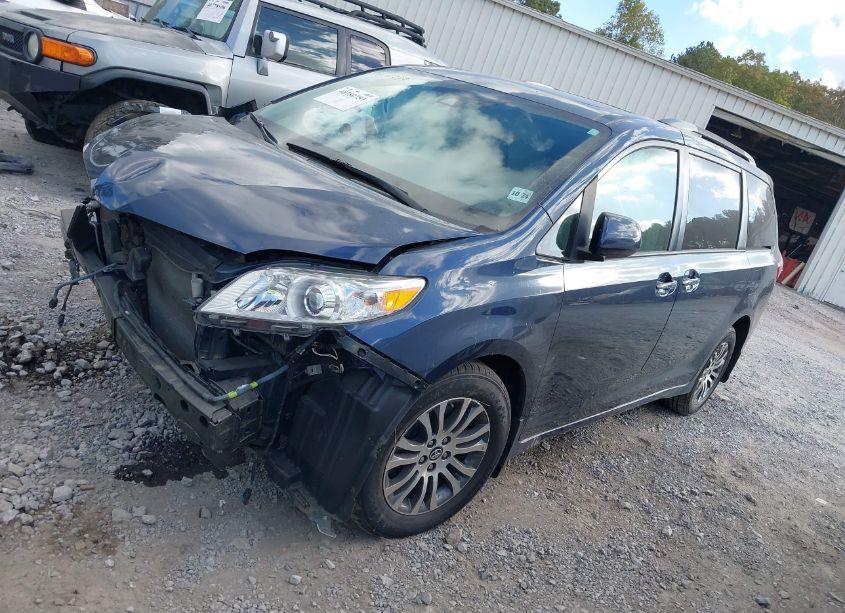 Photo 2 of 2020 Toyota Sienna XLE (VIN 5TDYZ3DC1LS051118)