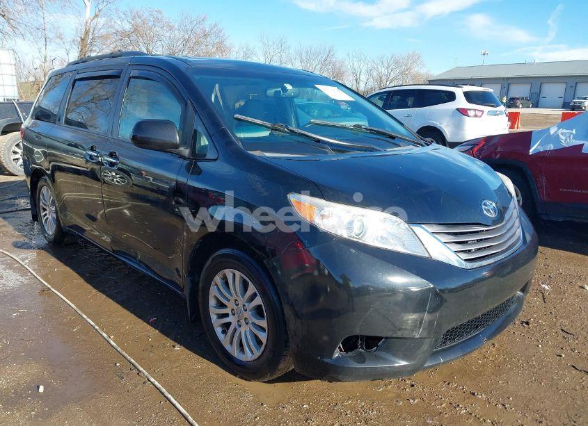 2017 Toyota Sienna XLE/LIMITED (VIN 5TDYZ3DC2HS770577) main photo