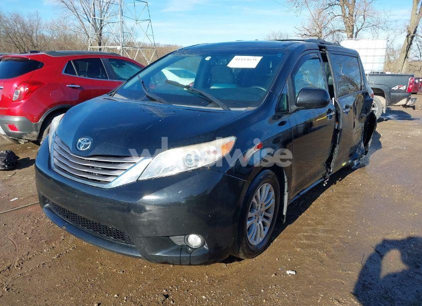 Photo 2 of 2017 Toyota Sienna XLE/LIMITED (VIN 5TDYZ3DC2HS770577)