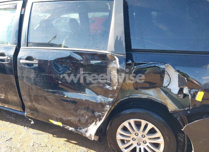 Photo 6 of 2017 Toyota Sienna XLE/LIMITED (VIN 5TDYZ3DC2HS770577)