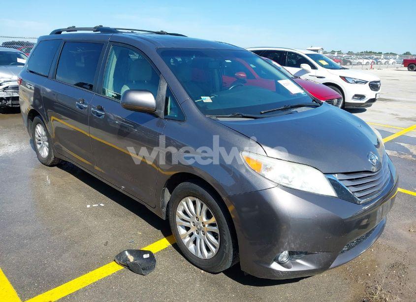 2017 Toyota Sienna XLE 8 PASSENGER (VIN 5TDYZ3DC2HS778209) main photo